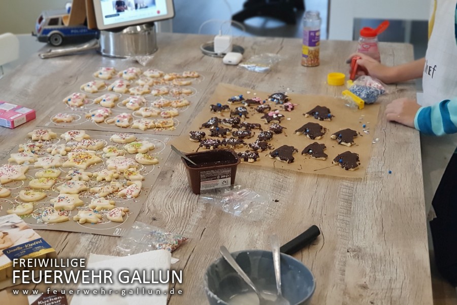 Plätzchen backen mit der Kinder- und Jugendfeuerwehr